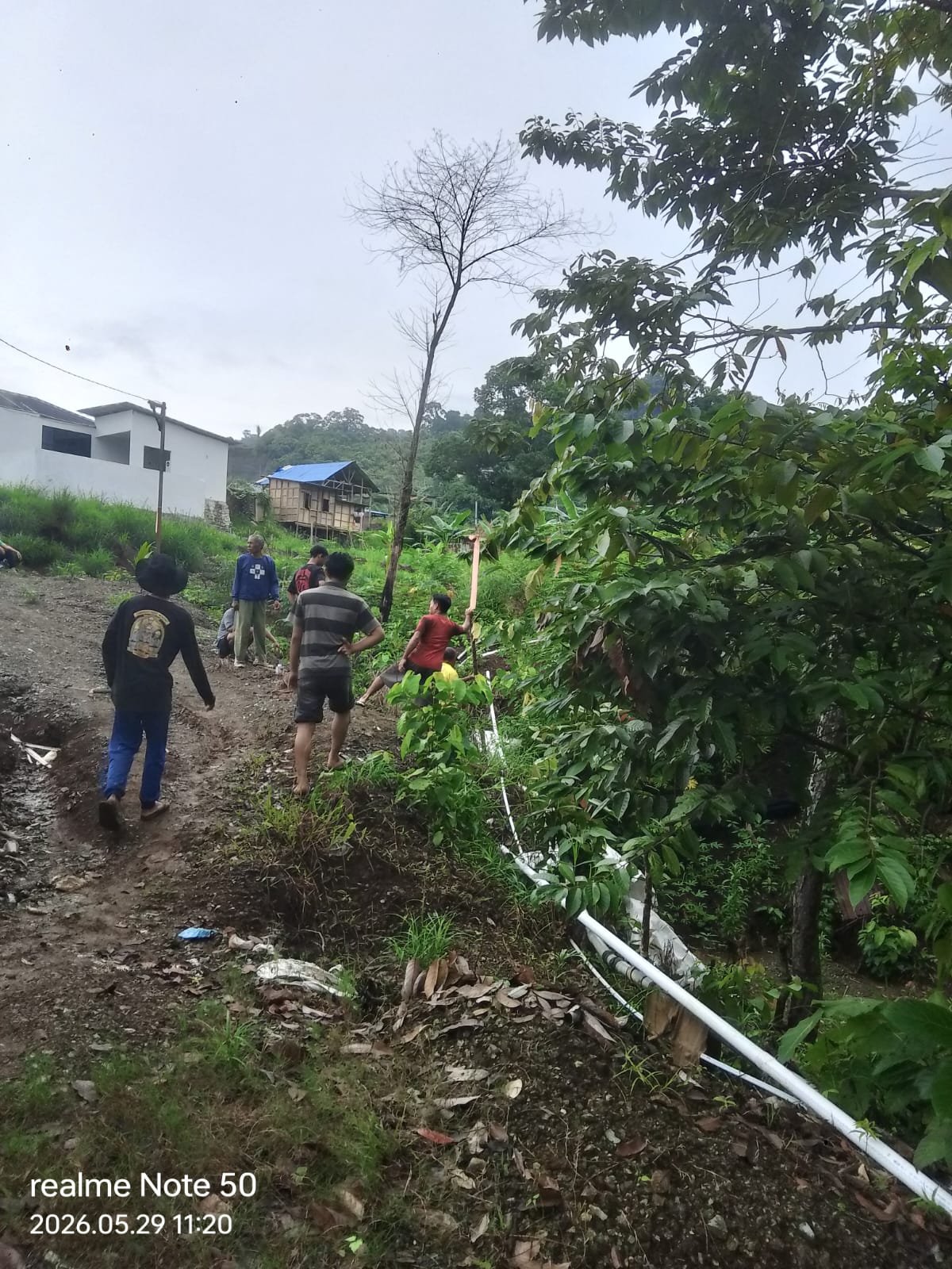 Warga Mulai Kerjakan Jaringan Air Bersih, Fauzan Mamala Serahkan Ratusan Batang Pipa