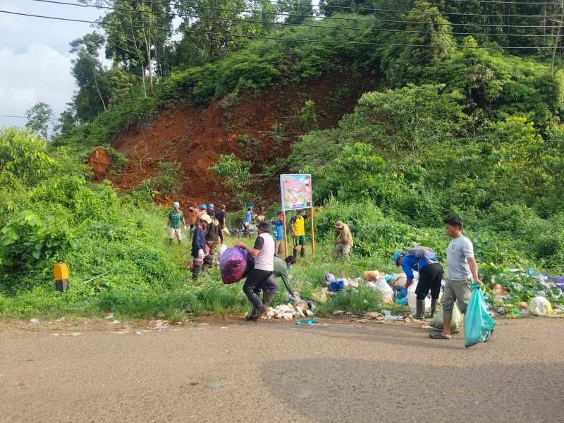Polisi dan PT. ANA Bersihkan Sampah Bau Menyengat di Jembatan Ponu-Ponu Petasia Timur