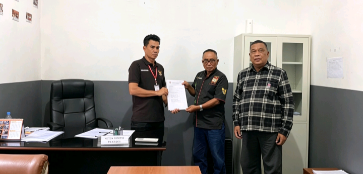 Calon Kades Tompira Mohammad Monde Laega ambil Formulir Pendaftaran