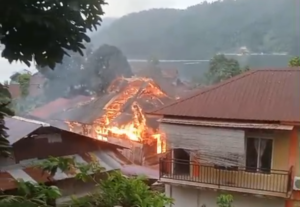Breaking News: Kos 2 Lantai Sekitar 10 Kamar Milik Calon Kades Korololaki Ludes Terbakar
