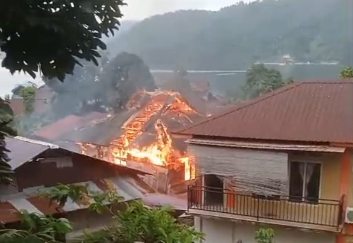 Breaking News: Kos 2 Lantai Sekitar 10 Kamar Milik Calon Kades Korololaki Ludes Terbakar