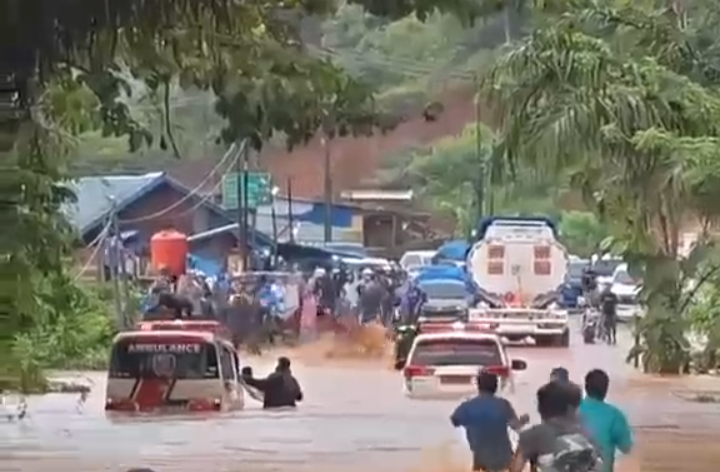 Terobos Banjir Jalur Bungku–Kendari, Ambulans Rujukan Nyaris Terseret Arus