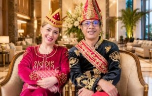 Balutan Pakaian Adat Mori, Penampilan Yaristan Palesa dan Istri Curi Perhatian