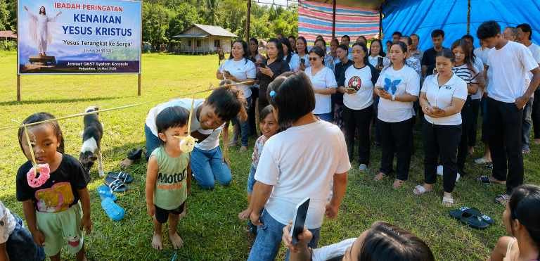 Jemaat GKST Syalom Korosule Gelar Ibadah Kenaikan Yesus Kristus di Alam Terbuka