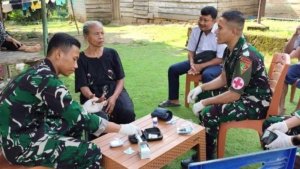 Wujud Kemanunggalan TNI, Yonif TP 825/GYS Gelar Pemeriksaan Kesehatan Gratis untuk Warga Kecamatan Lembo