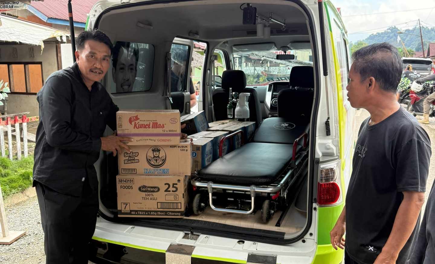 Hadir di Rumah Duka Desa Tiu, Ambulans Relawan Fauzan Mamala Bawa Bantuan Untuk Keluarga