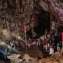 Khidmat di Perut Bumi, 200 Warga Kibarkan Merah Putih HUT ke-81 RI di Gua Tamanoa Wawopada