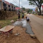 Sering Terjadi Kecelakaan Jalan Berlubang, Warda Dg Mamala Sumbangkan Semen Perbaiki Jalan dalam Kota Kolonodale