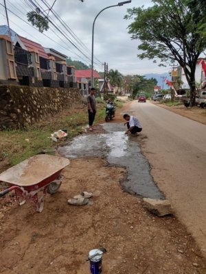 Sering Terjadi Kecelakaan Jalan Berlubang, Warda Dg Mamala Sumbangkan Semen Perbaiki Jalan dalam Kota Kolonodale