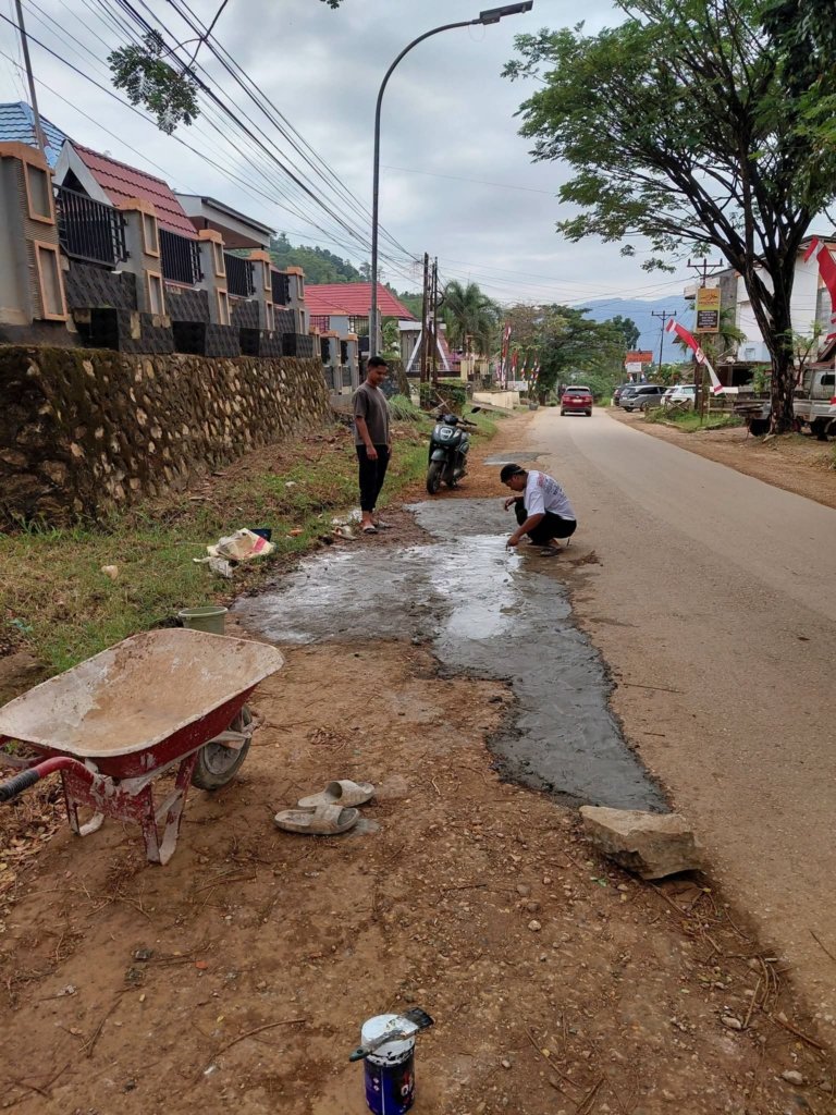 Sering Terjadi Kecelakaan Jalan Berlubang, Warda Dg Mamala Sumbangkan Semen Perbaiki Jalan dalam Kota Kolonodale