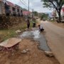 Sering Terjadi Kecelakaan Jalan Berlubang, Warda Dg Mamala Sumbangkan Semen Perbaiki Jalan dalam Kota Kolonodale