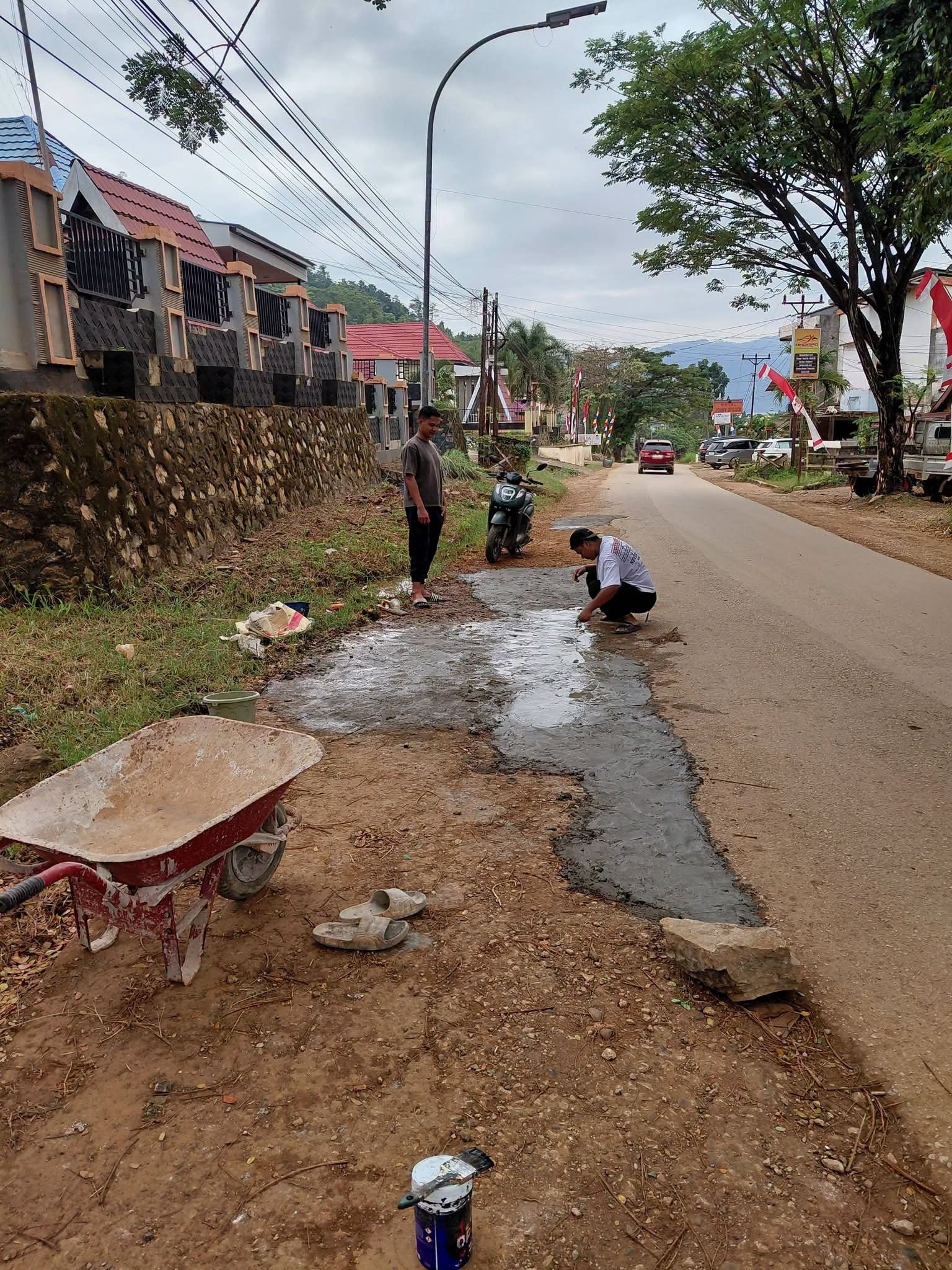 Sering Terjadi Kecelakaan Jalan Berlubang, Warda Dg Mamala Sumbangkan Semen Perbaiki Jalan dalam Kota Kolonodale