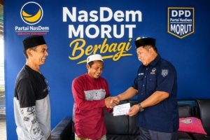 NasDem Morut Peduli Umat, Salurkan Bantuan untuk Imam Masjid di Desa Mohoni