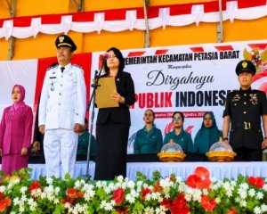 Fanny Mistika Tampake Bacakan Proklamasi pada HUT ke-81 RI di Petasia Barat, Ajak Warga Bergandengan Tangan