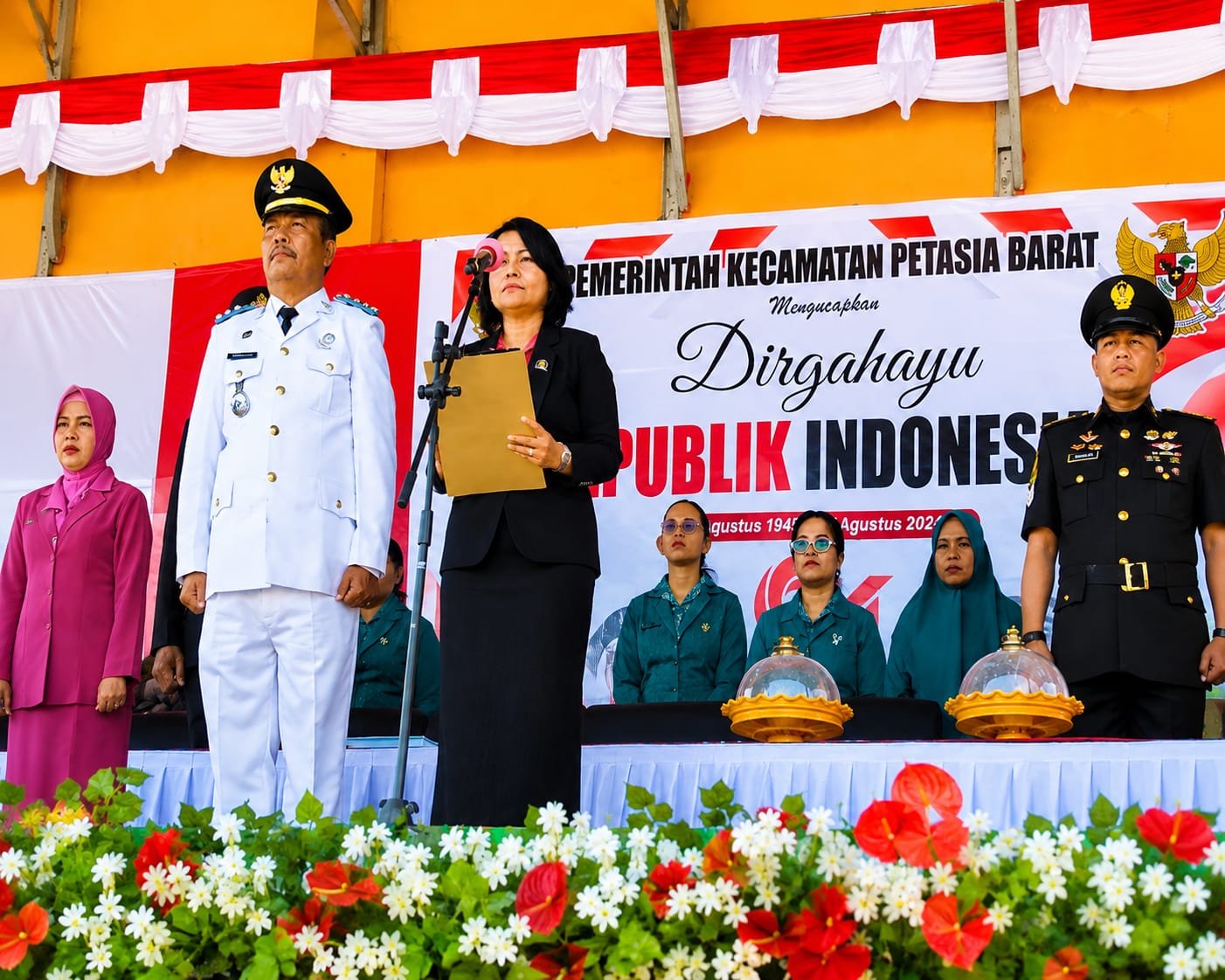 Fanny Mistika Tampake Bacakan Proklamasi pada HUT ke-81 RI di Petasia Barat, Ajak Warga Bergandengan Tangan