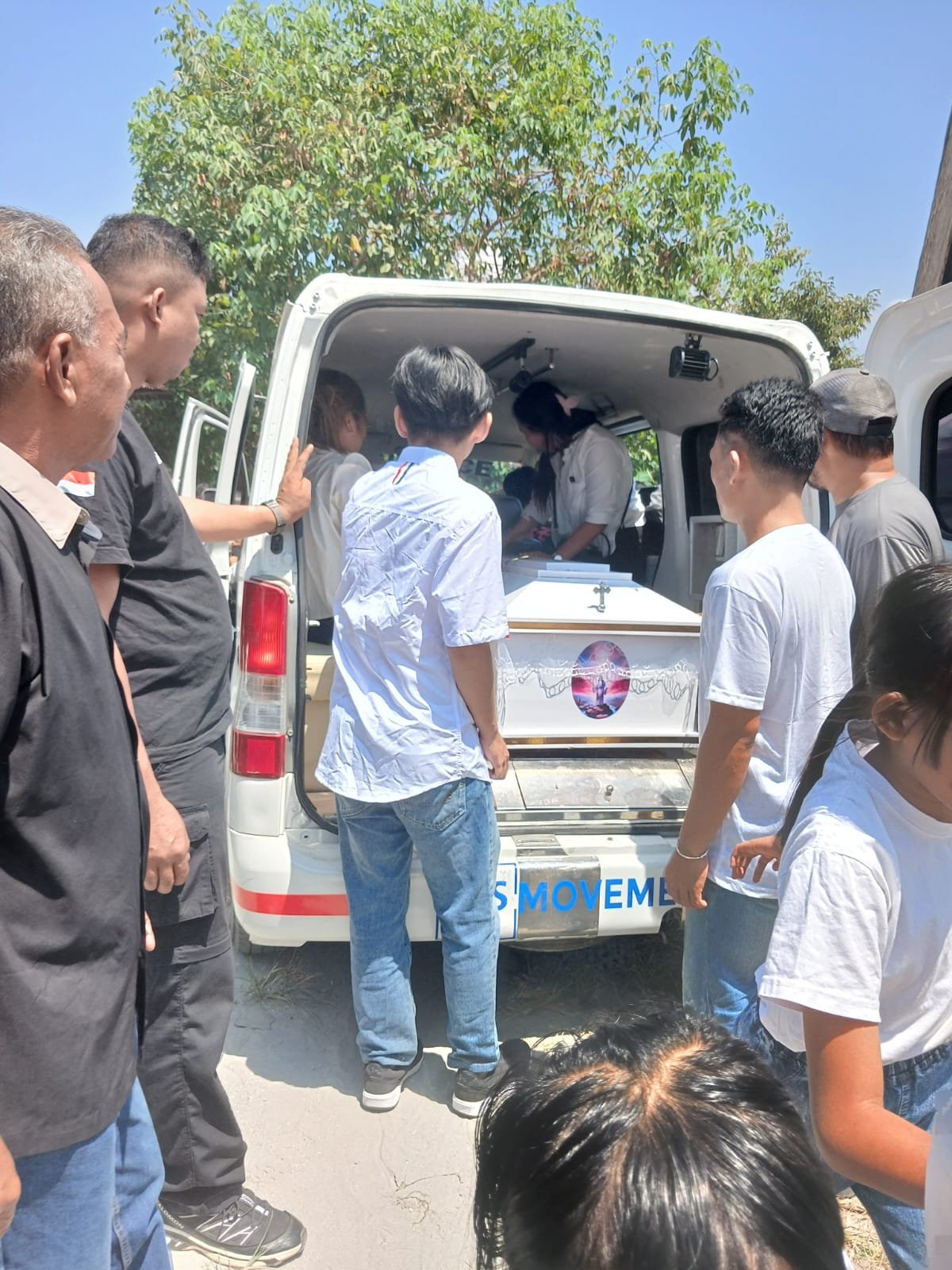 Ambulans Relawan Dr. Mardiman Sane, Antar ke Pemakaman Seorang Pemuda Tentena, yang Tenggelam di Danau Poso