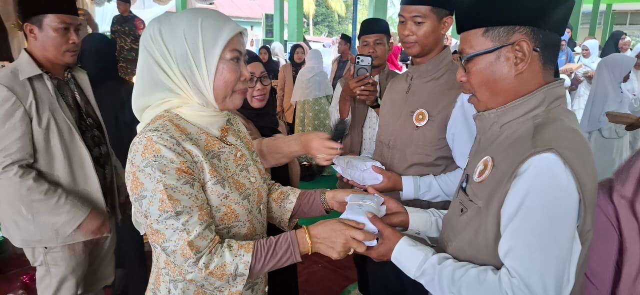 Maulid Nabi SAW di Lembontonara, Ketua PHBI Morut Serahkan Bantuan Total Rp.150 Juta