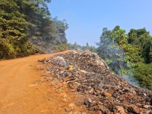 Pembakaran Sampah di TPA Sementara Lambolo, Asap Mengepul di Tengah Tumpukan Sampah
