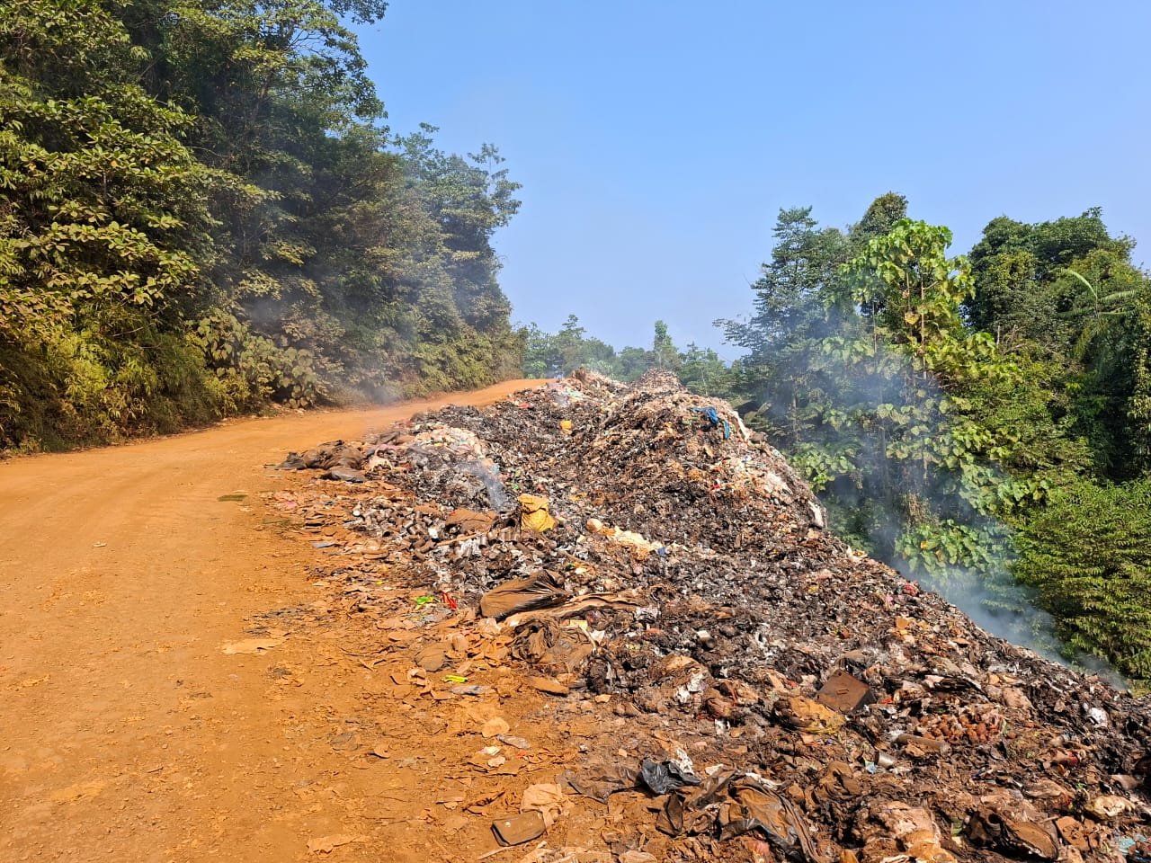 Pembakaran Sampah di TPA Sementara Lambolo, Asap Mengepul di Tengah Tumpukan Sampah