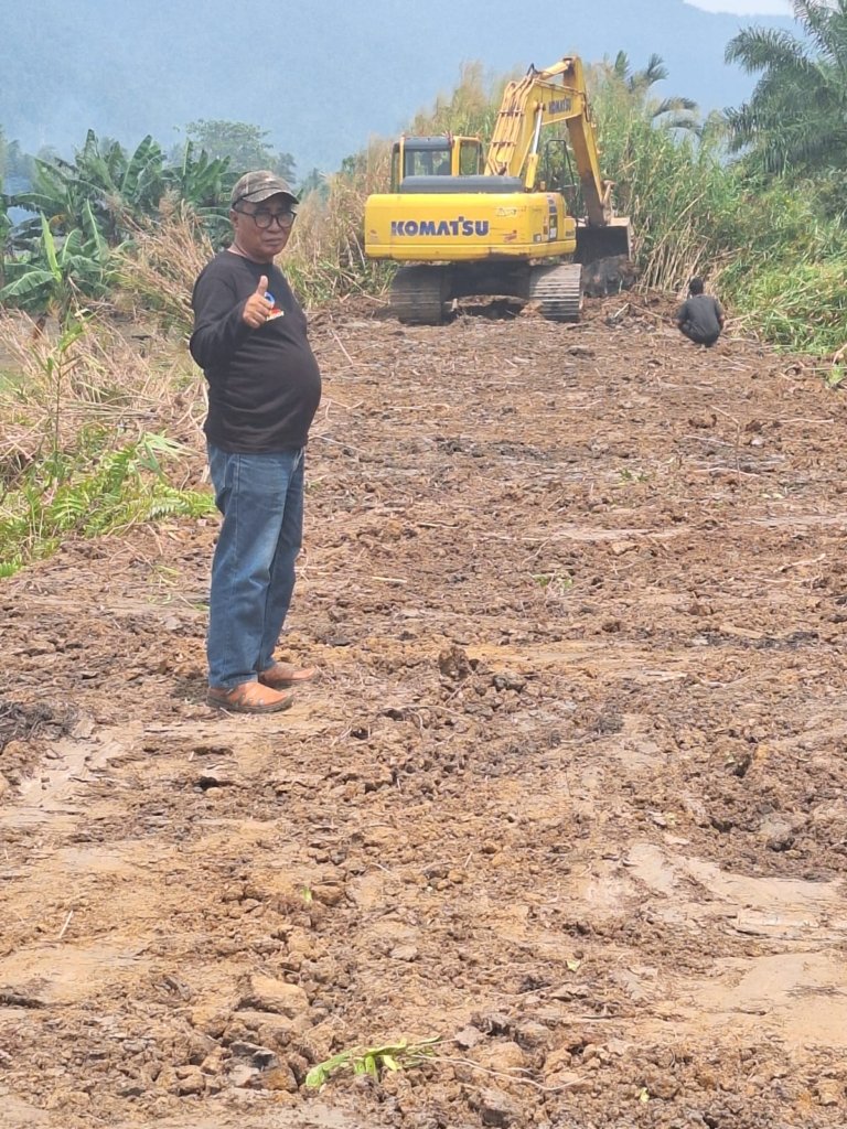 Kades Terpilih Tompira Gunakan Biaya Pribadi Benahi Jalan Tani 2,8 Kilometer