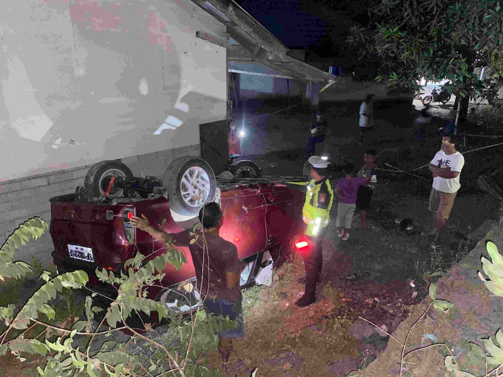 Mati Mesin Saat Tanjakan di Simpang Korololama, Toyota Veloz Berpenumpang 6 Perempuan Terbalik