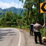 Cegah Kecelakaan, Satlantas Polres dan Dishub Morut Pasang Rambu Chevron di Tanjakan Balaba Uelene