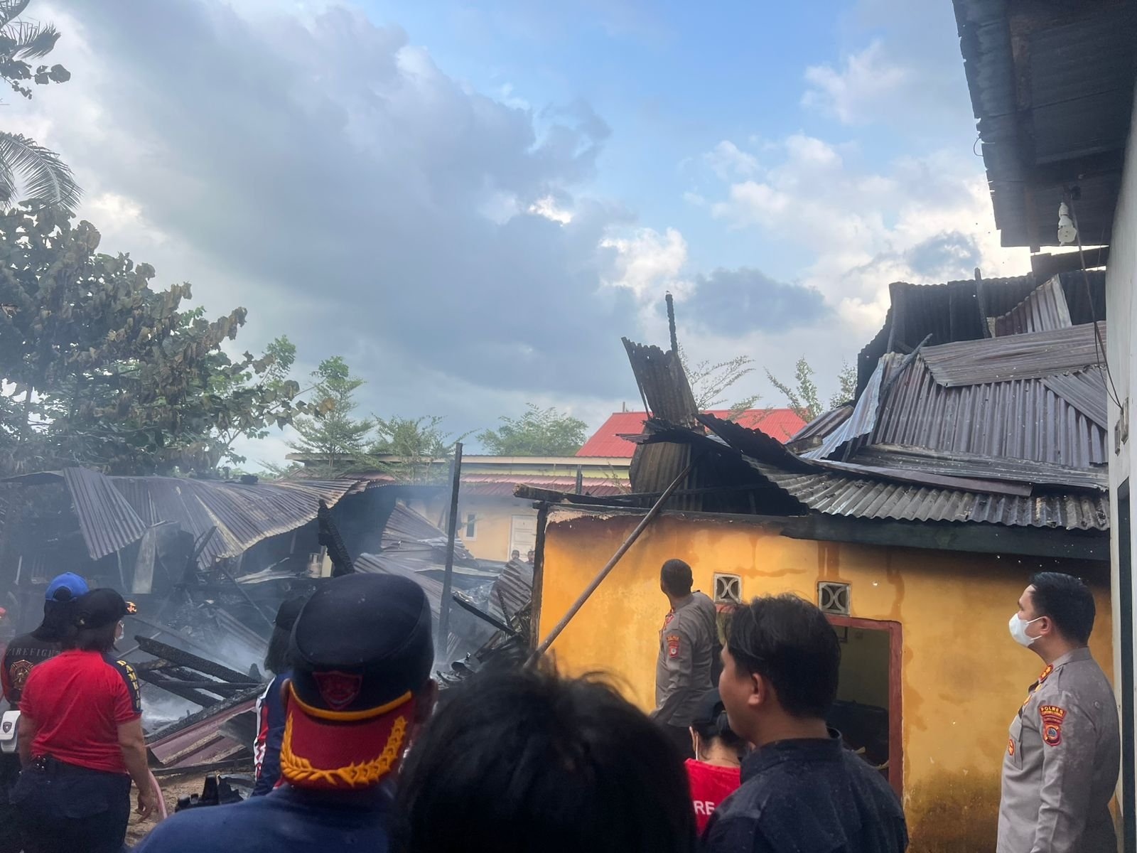 Kapolres Morut Pimpin Langsung Pemadaman Kebakaran Rumah di Desa Tompira