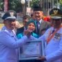 Juara 1 Lomba Desa. Kades Lembontonara Mohammad Sobirin Terima Penghargaan Gubernur Sulteng Anwar Hafid