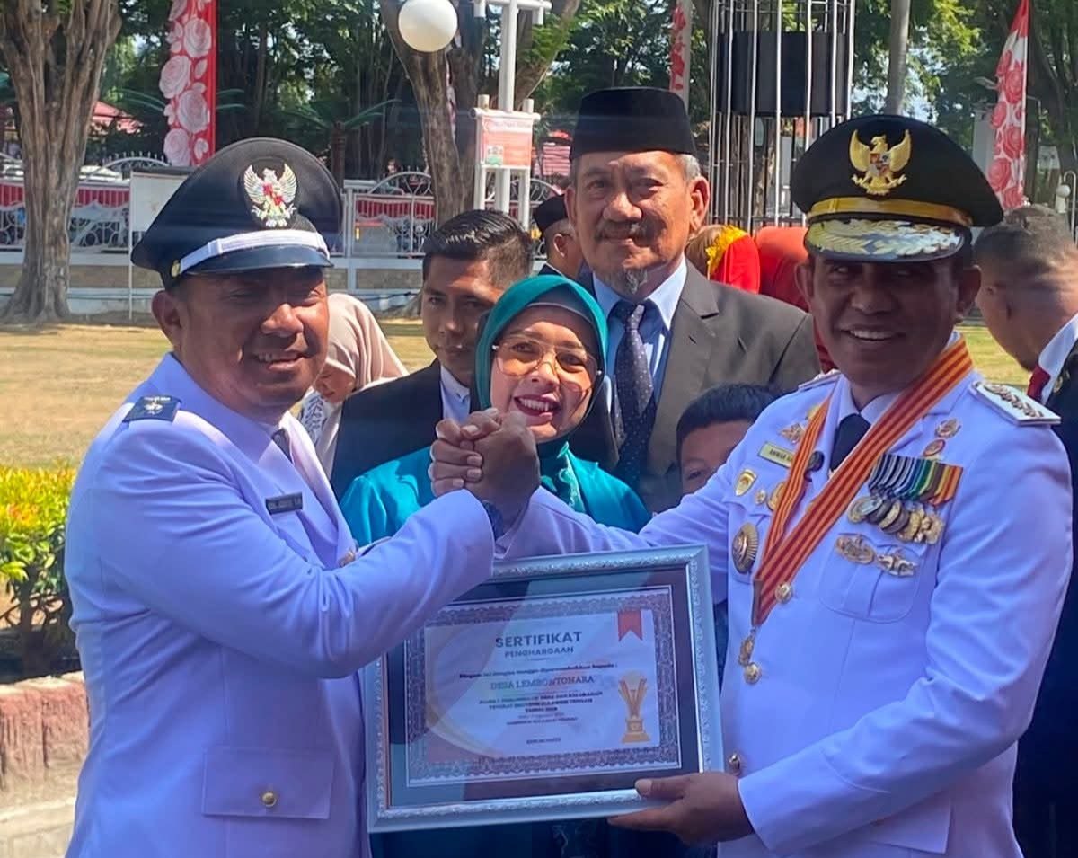 Juara 1 Lomba Desa. Kades Lembontonara Mohammad Sobirin Terima Penghargaan Gubernur Sulteng Anwar Hafid