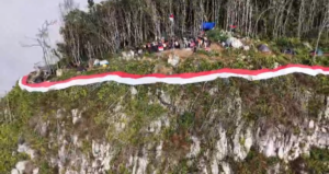 Bendera Merah Putih 81 Meter Terbentang di Puncak Gunung Ponteoa