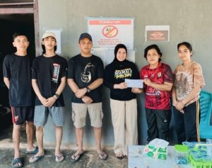 Anak Muda Tinompo 2, Kerja Kebun dan Jahit Atap Untuk Main Bola, Bikin Warda Dg Mamala Terharu, Bantu Dana Rp.5 Juta