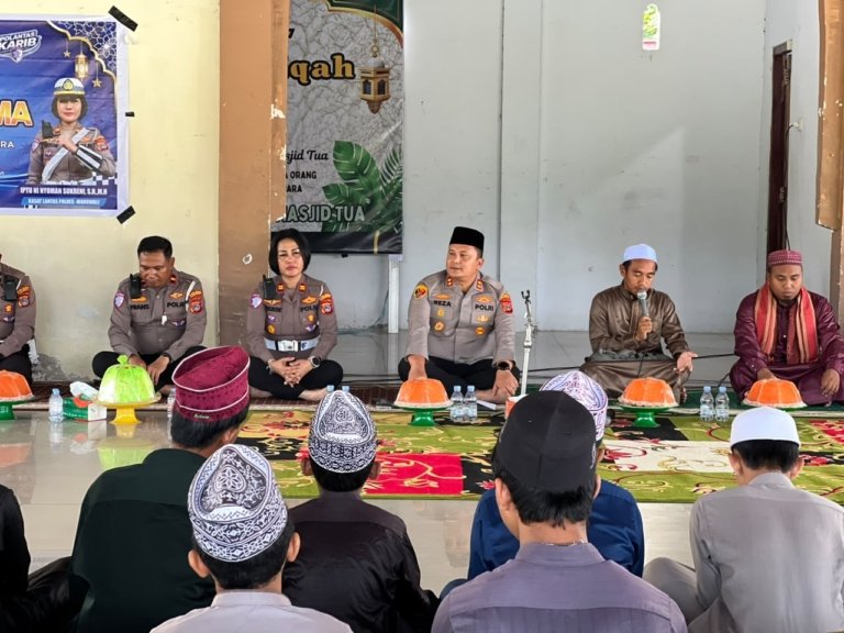 Sambut HUT ke-71 Lalu Lintas Bhayangkara, Polres Morowali Hadir Dan Berbagi Bersama Santri