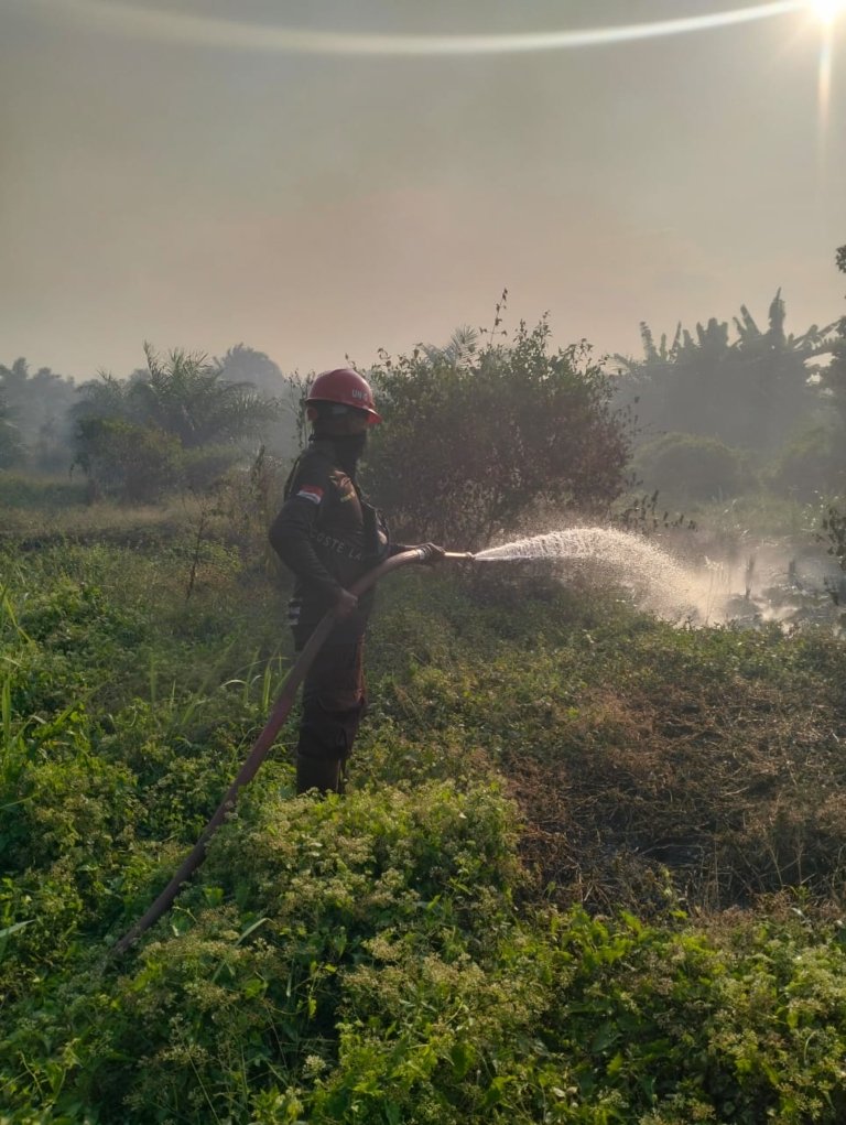 PT SJA2 Bantu Padamkan Kebakaran Lahan di Desa Matialemba