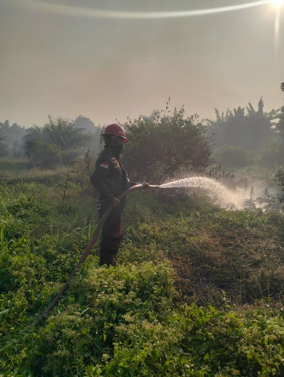 PT SJA2 Bantu Padamkan Kebakaran Lahan di Desa Matialemba