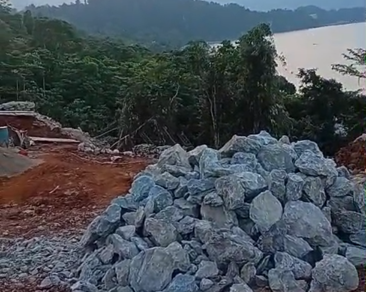 Rp882 Juta Dana CSR untuk Tanggul Lapangan Bola Ganda-Ganda, Warga Pertanyakan Apa Prioritas dan Manfaatnya?