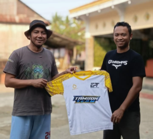 Edwin Purnawan Tampake Bantu Kostum Sepak Bola untuk SSB Putra Topaku