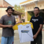 Edwin Purnawan Tampake Bantu Kostum Sepak Bola untuk SSB Putra Topaku