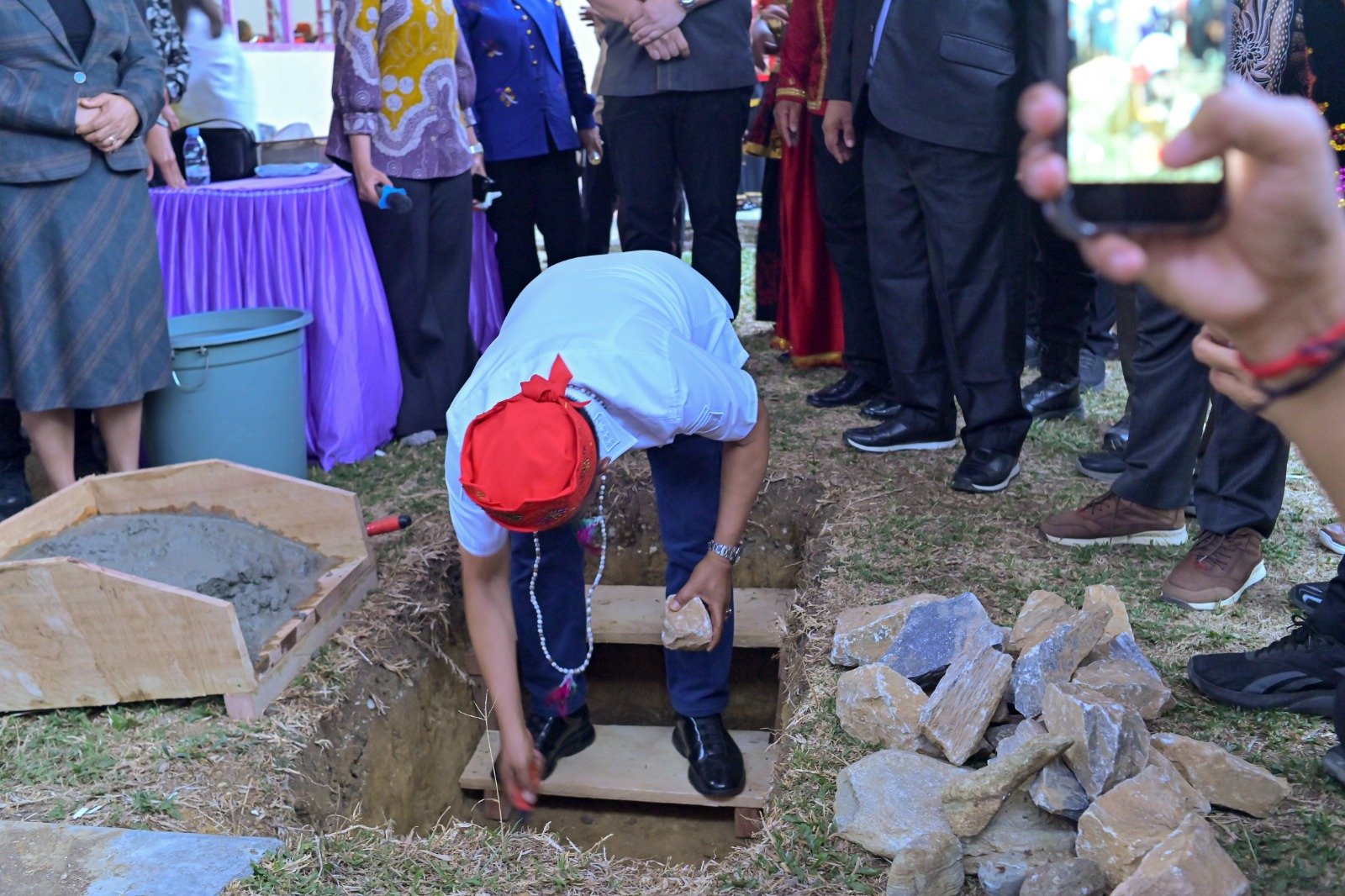 Gubernur Anwar Hafid Melakukan Peletakan Batu Pertama Pembangunan STT GKST Tentena