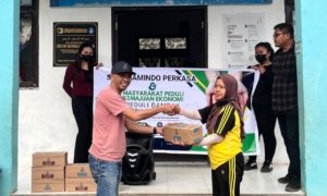 MPKE Morut dan CV Surya Amindo Perkasa Bagikan 1.680 Kotak Susu, Peduli Anak Sekolah Terdampak Asap