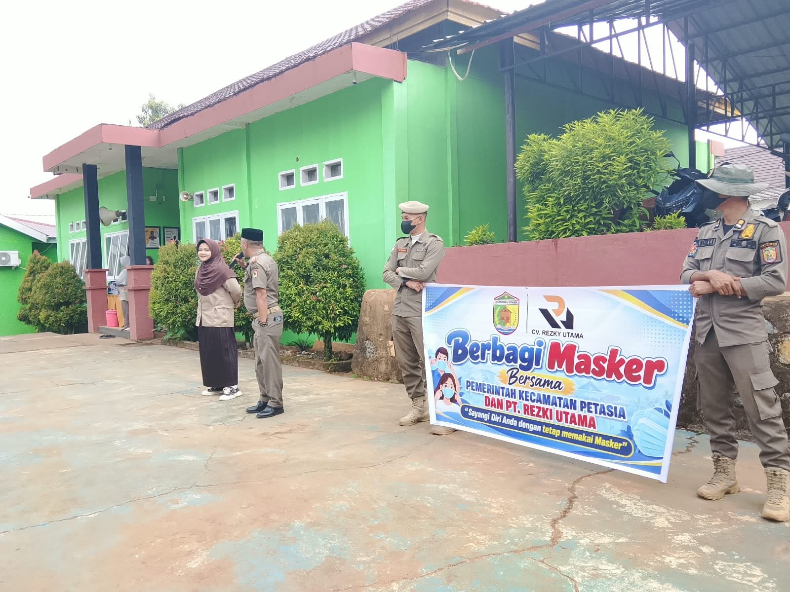 Pemerintah Kecamatan Petasia dan CV Rezki Utama Bagikan 3.000 Masker, Lindungi Warga dari Ancaman ISPA