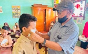 Pemerintah Desa Tompira Bagikan 1000 Masker di 5 Masjid dan 2 SD di Tompira