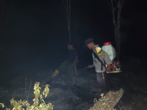 Polisi Bersama Warga dan PT CAN Berjuang Padamkan Kebakaran Lahan di Bintangor Mukti
