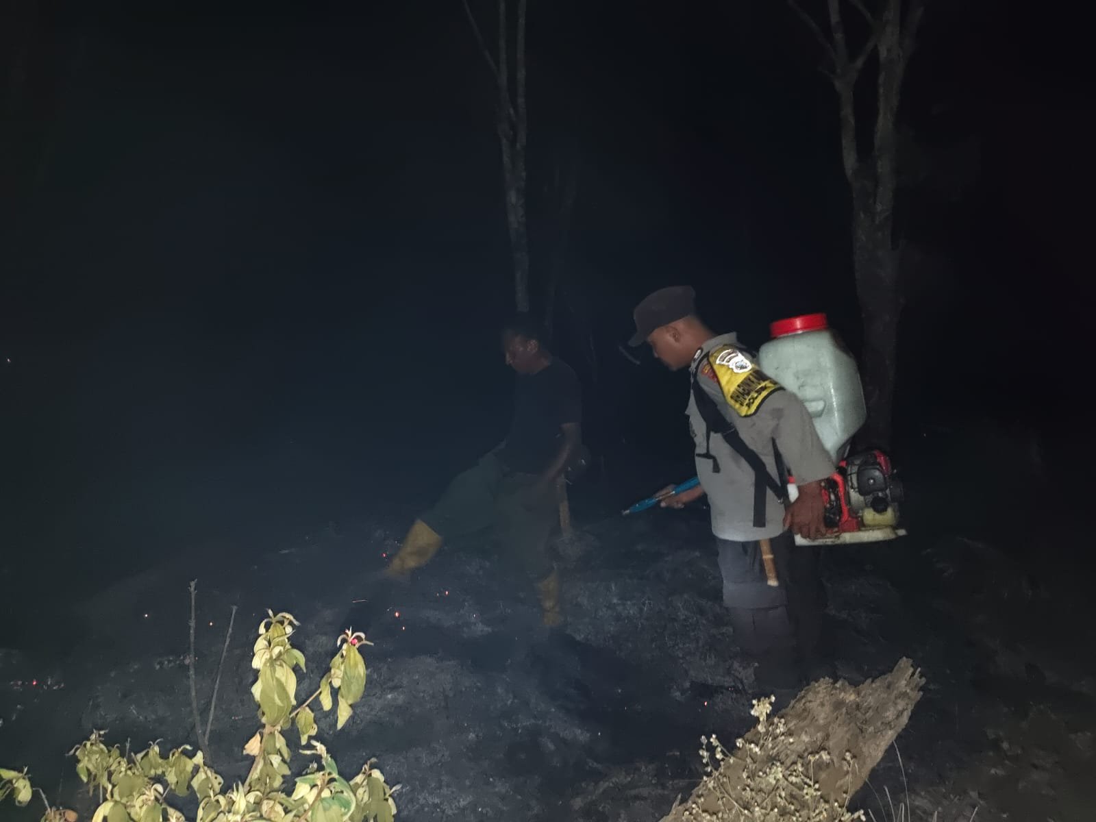 Polisi Bersama Warga dan PT CAN Berjuang Padamkan Kebakaran Lahan di Bintangor Mukti