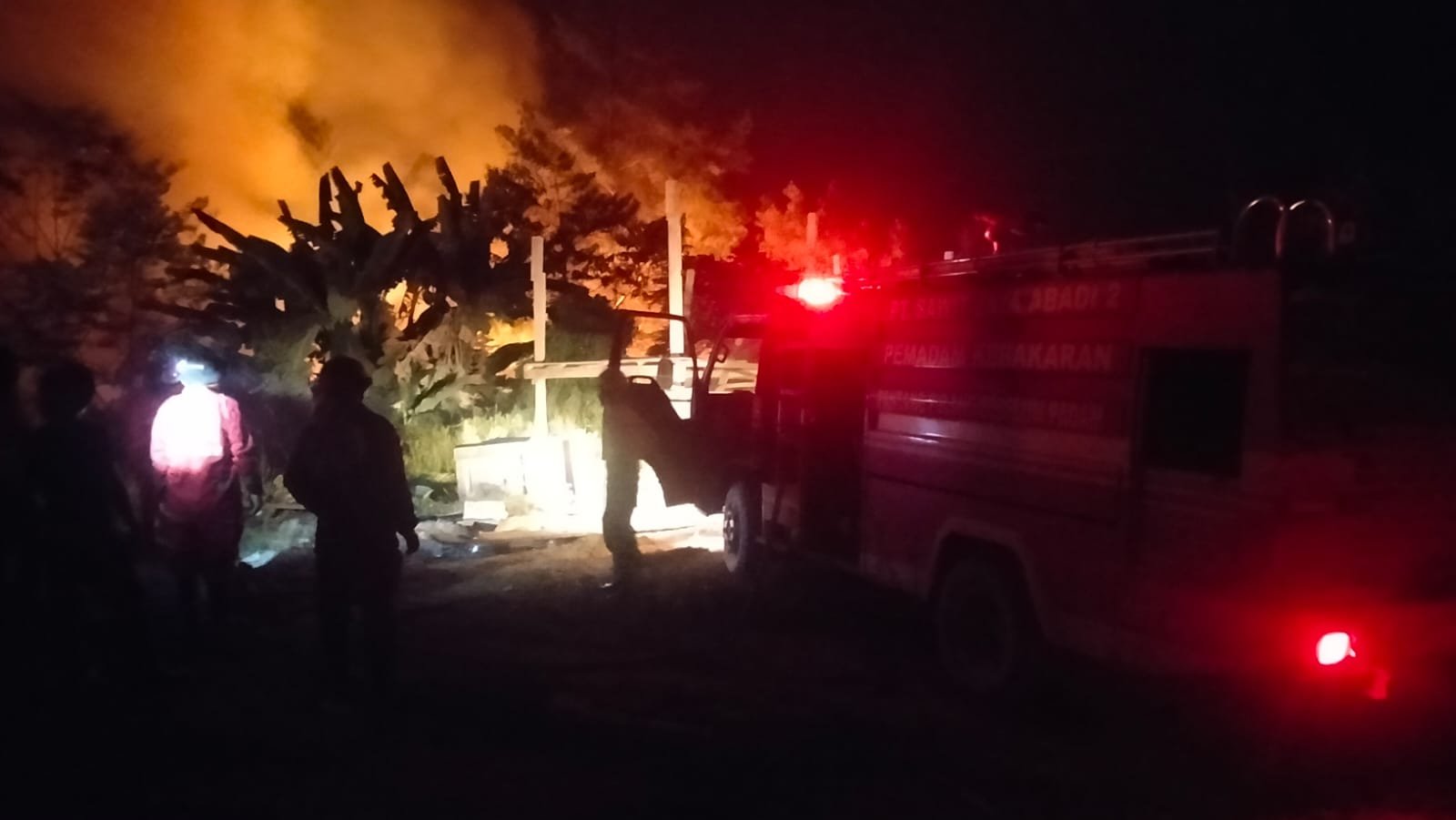 Gerak Cepat Padamkan Karhutla di Desa Kamba, PT SJA 2 Tuai Apresiasi Camat