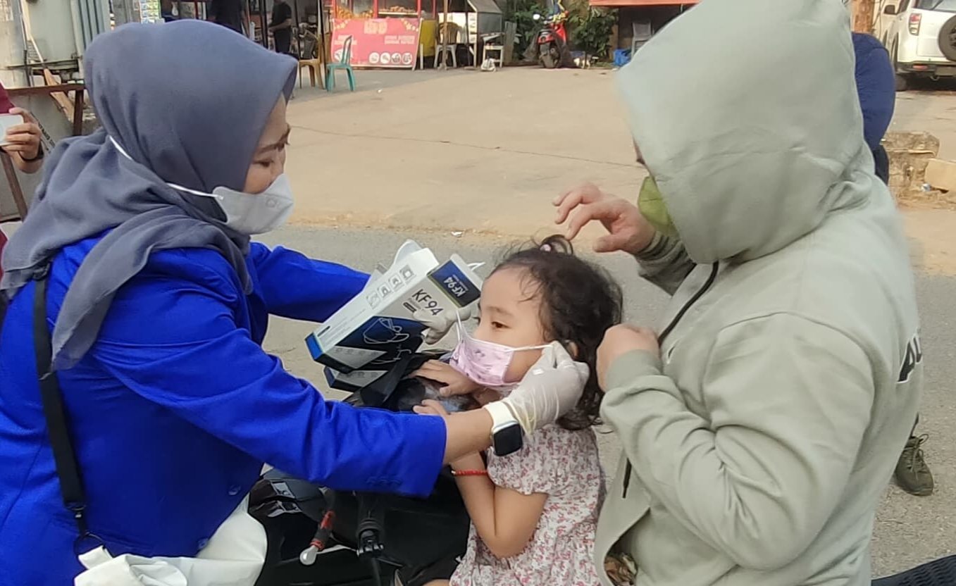 Kabut Asap Karhutla Mengkhawatirkan, DPD PAN Morut Bagikan 10.000 Masker Gratis