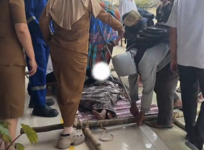 PILU! Jelang HUT ke-13 Morut, Ibu Tak Sadarkan Diri Ditandu 10 KM Baru Sampai Puskesmas